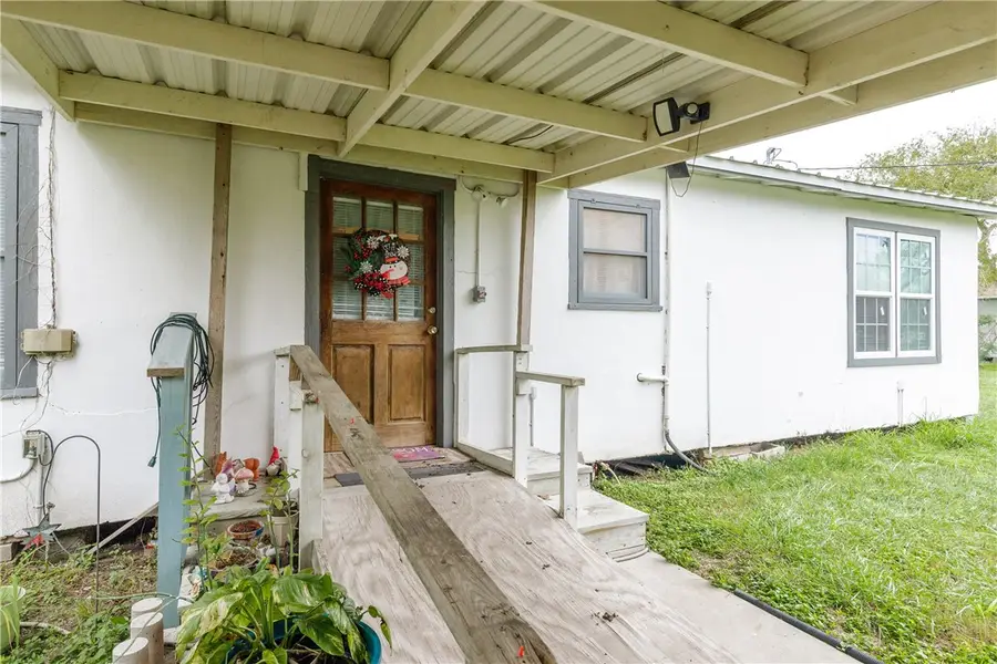 304 E Richard Garcia Street, Driscoll, TX 78351 - Image #3