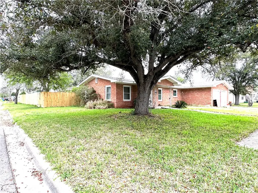 620 E Borden Street, Sinton, TX 78387 - Image #3