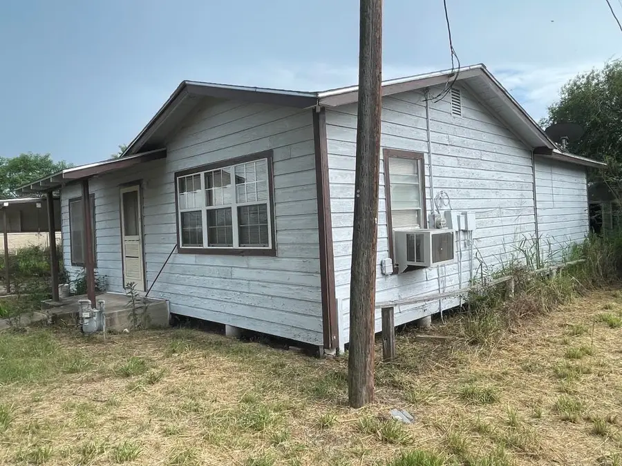 303 Texas Street, Hebbronville, TX 78361 - Image #2