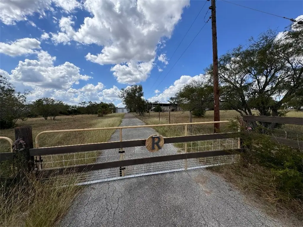 121 County Rd 133, George West, TX 78022 - Image #1