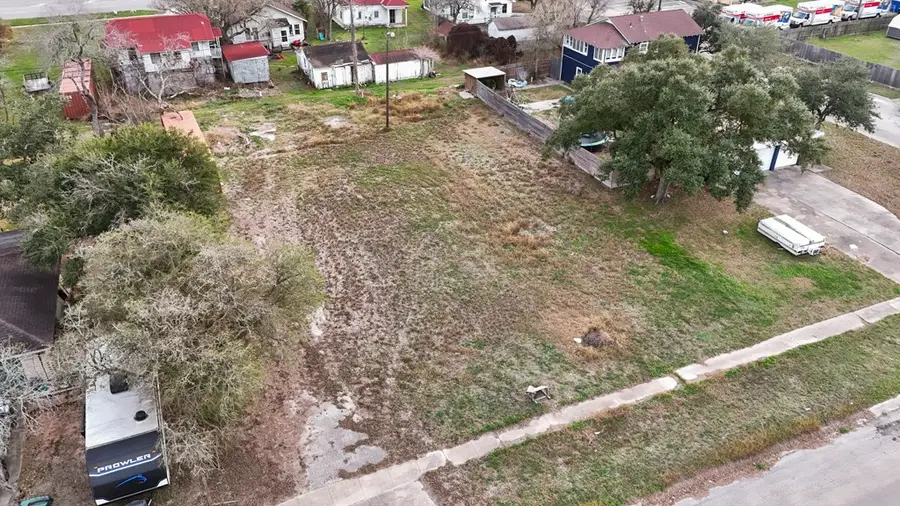 808 E Market Street, Sinton, TX 78387 - Image #2