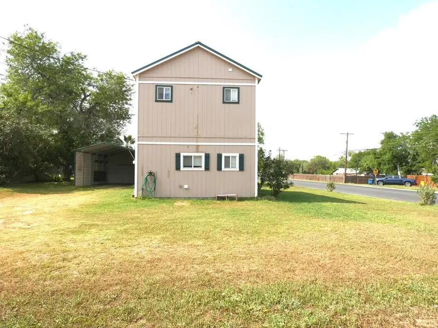 911 E Steiner Street, Beeville, TX 78102 - Image #2