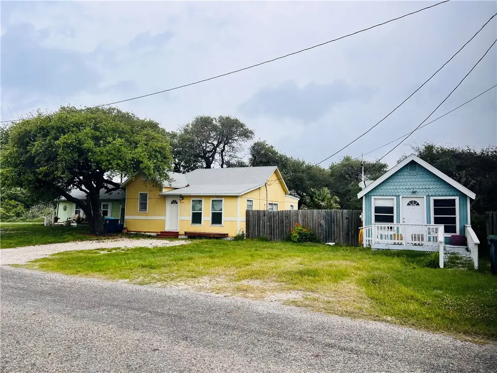 402 E Nopal Street, Rockport, TX 78382 - Image #1