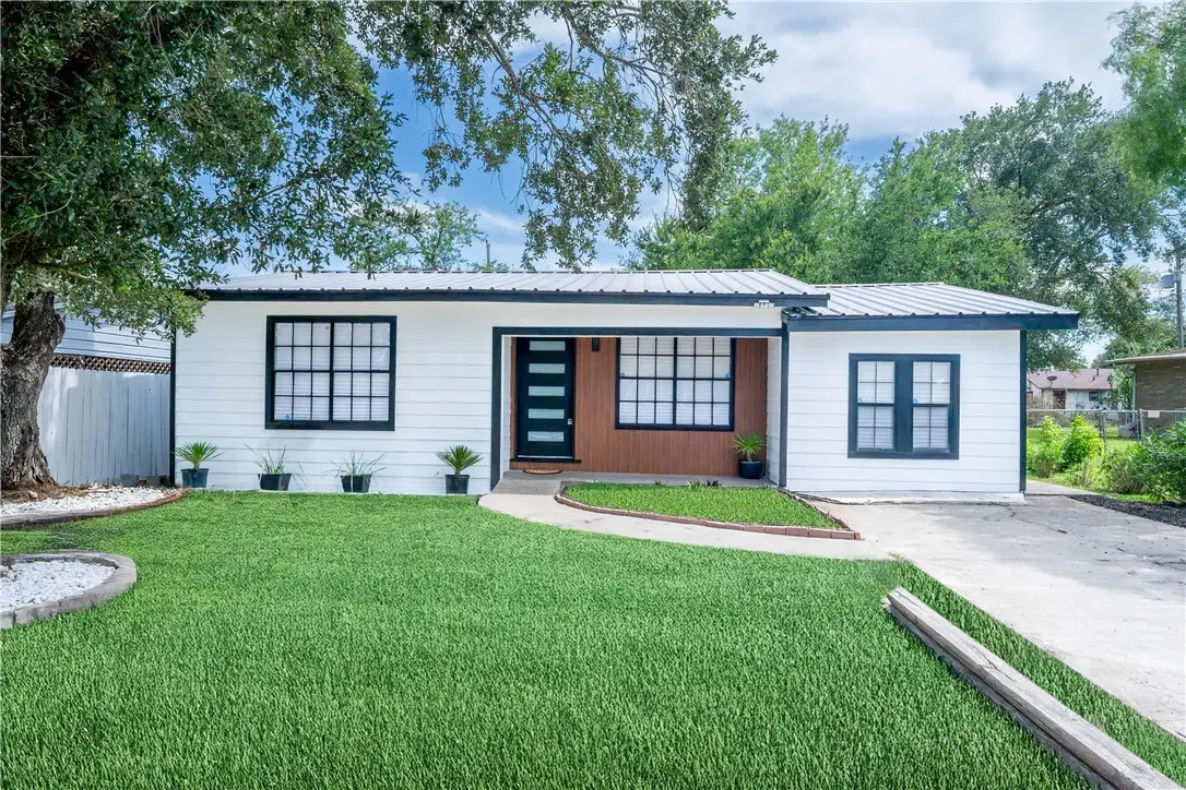 1002 E Hill Avenue, Alice, TX 78332 - Image #1