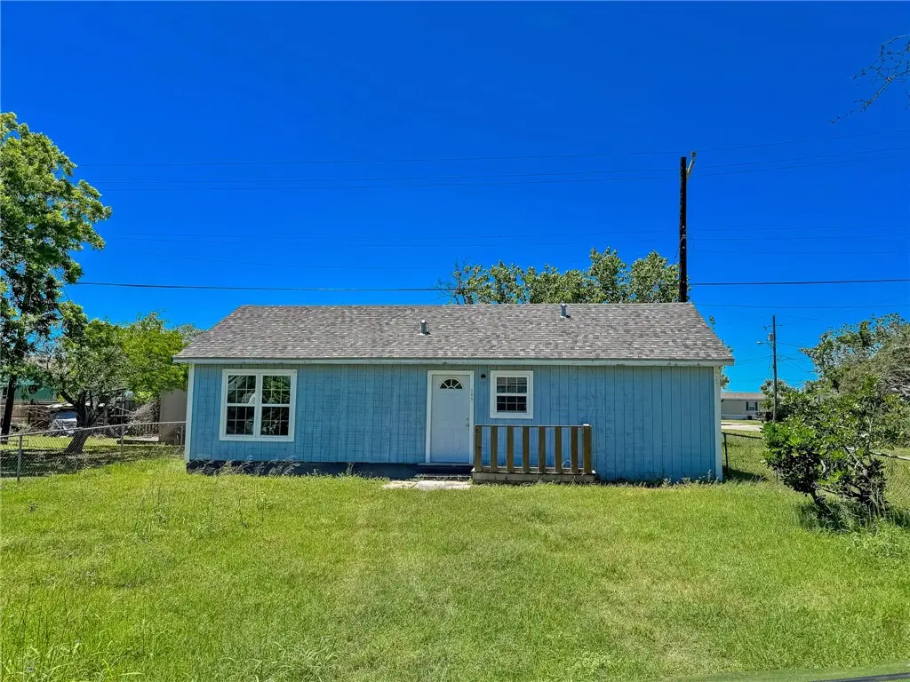 105 E Cornwall Street, Rockport, TX 78382 - Image #1
