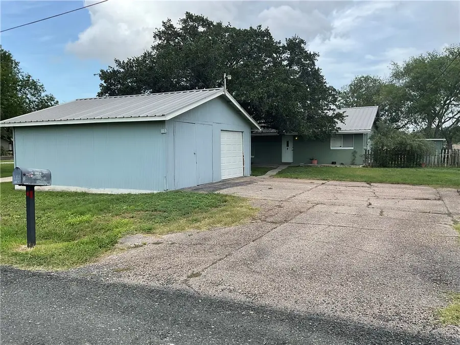 105 Canal St, Mathis, TX 78368 - Image #2