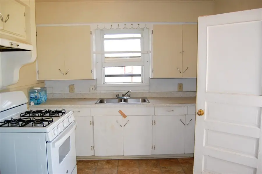 201 S Alta Vista Street, Beeville, TX 78102 - Image #2