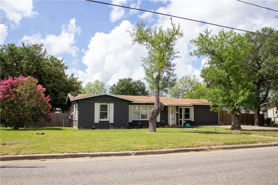 405 W Walton Street, Beeville, TX 78102 - Image #2