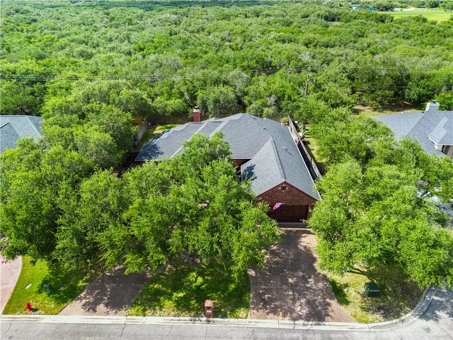 111 Forest Hills Drive, Rockport, TX 78382 - Image #3