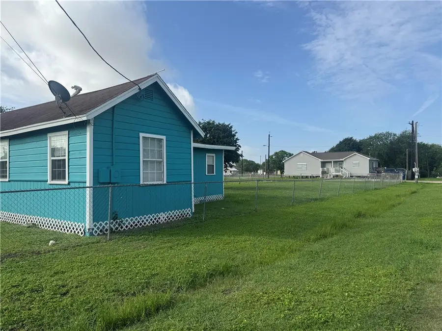 207 Franklin, Gregory, TX 78359 - Image #2
