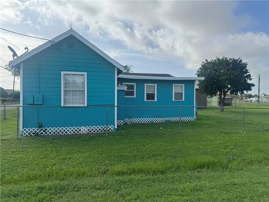 207 Franklin, Gregory, TX 78359 - Image #3