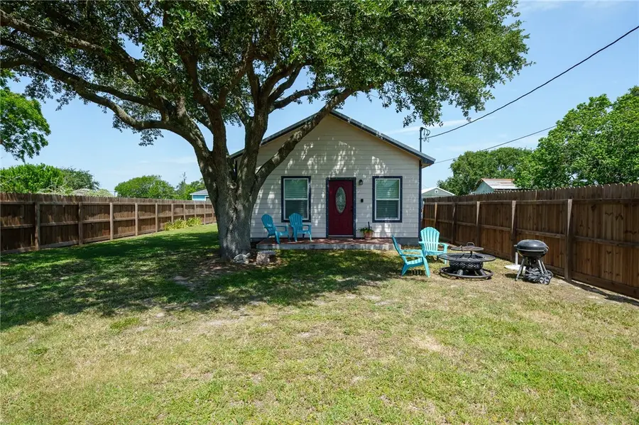 735 S Ann Street, Rockport, TX 78382 - Image #2