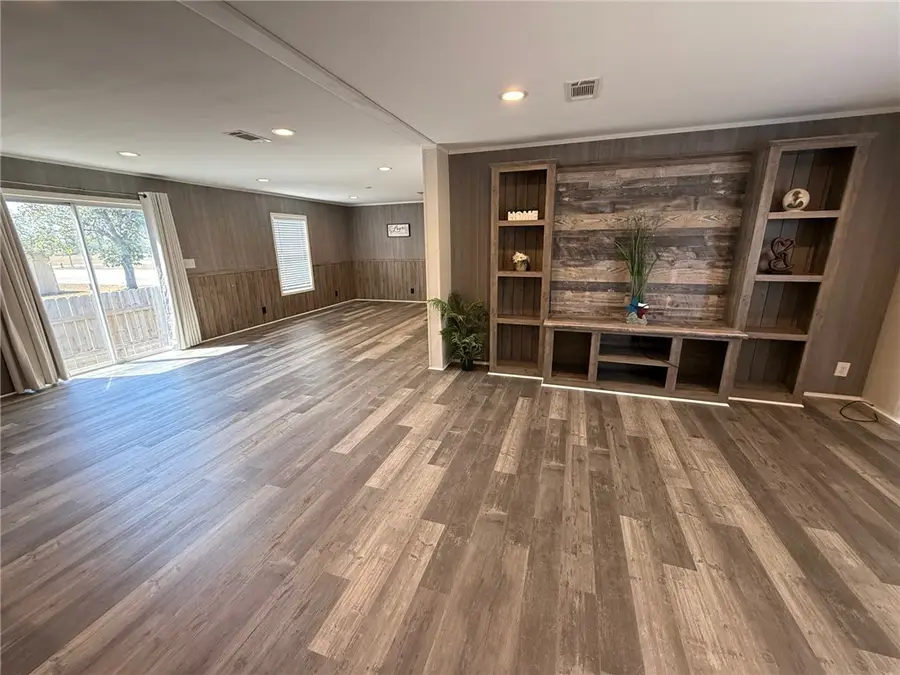 806 Wood Ave, Woodsboro, TX 78393 - Image #3