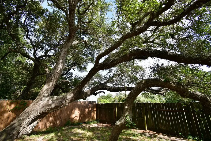 304 Traylor Avenue, Rockport, TX 78382 - Image #2