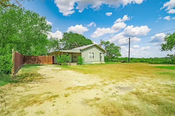 305 E Milam Street, Pettus, TX 78416