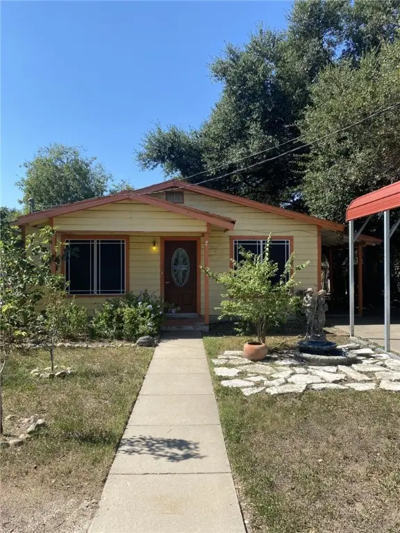 205 Monterrey Street, Alice, TX 78332