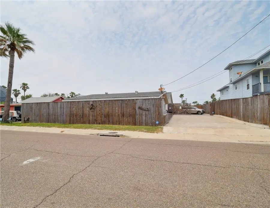 419 E Cotter Avenue, Port Aransas, TX 78373 - Image #3