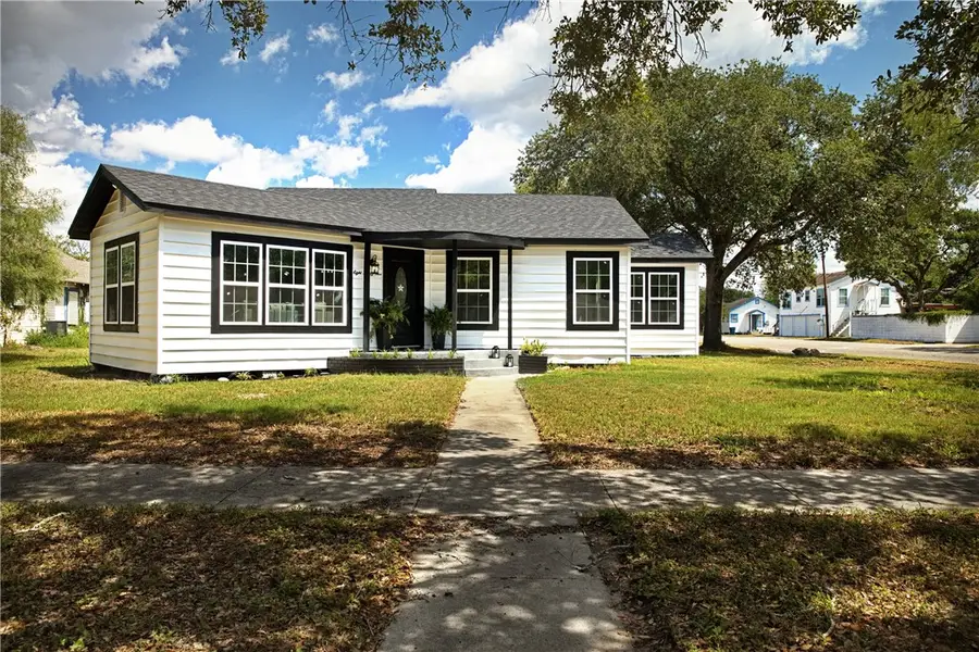 825 E Market Street, Sinton, TX 78387 - Image #2