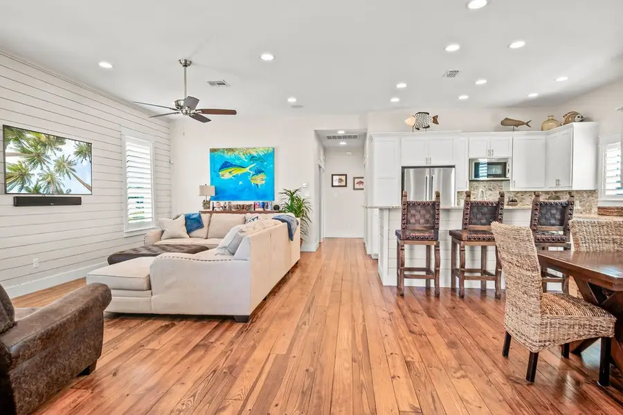 202 W Oaks Avenue, Port Aransas, TX 78373 - Image #3