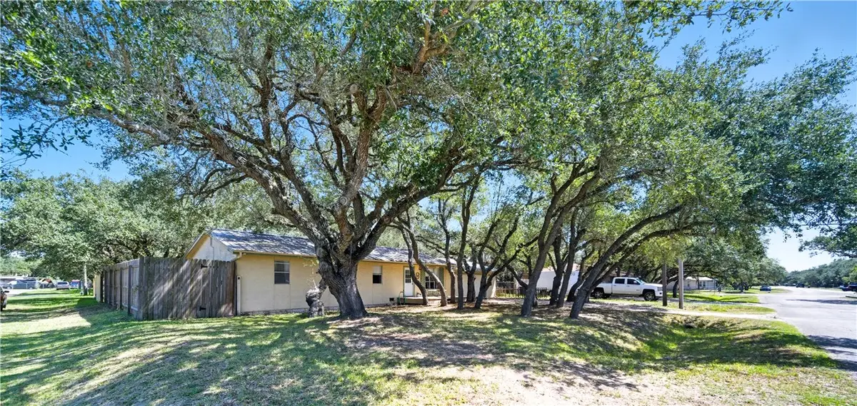 90 Griffith Drive, Rockport, TX 78382 - Image #1