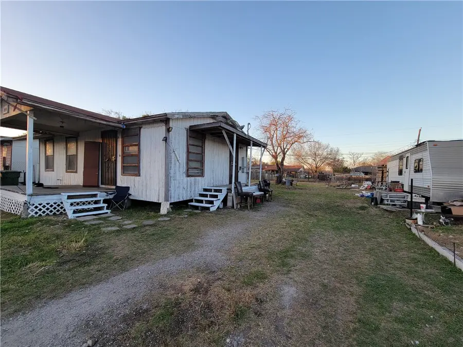 859 W Avenue E, Robstown, TX 78380 - Image #3