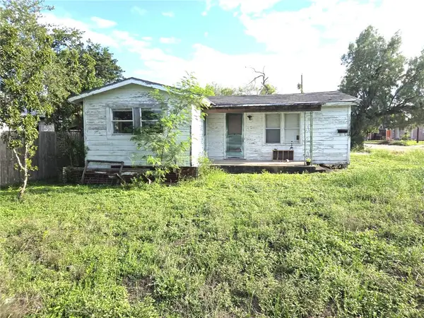 231 W C Avenue, Kingsville, TX 78363