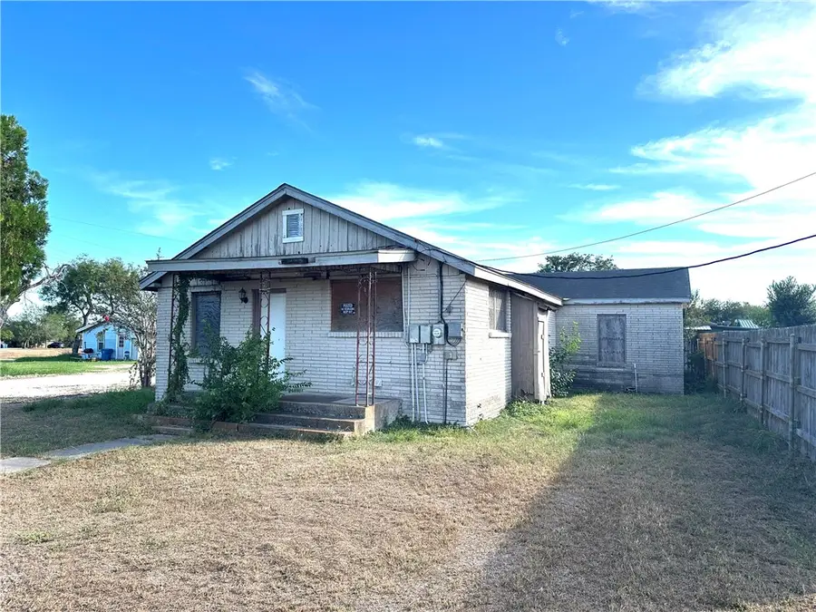 321 N Lee Street, Mathis, TX 78368 - Image #2