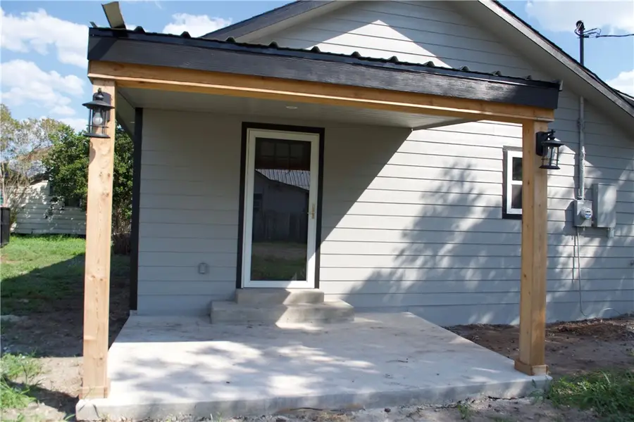 300 E Le Roy Street, Three Rivers, TX 78071 - Image #3