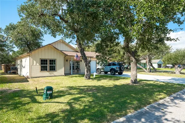 13 W Lake Drive, Rockport, TX 78382