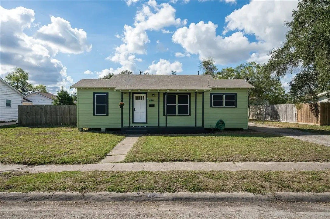 924 Lewis, Sinton, TX 78387 - Image #1