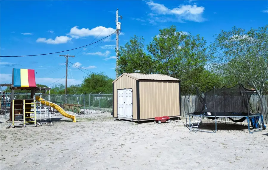 1036 Laredo Street, Freer, TX 78357 - Image #3