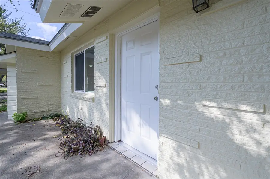 123 Cenizo St, Rockport, TX 78382 - Image #2