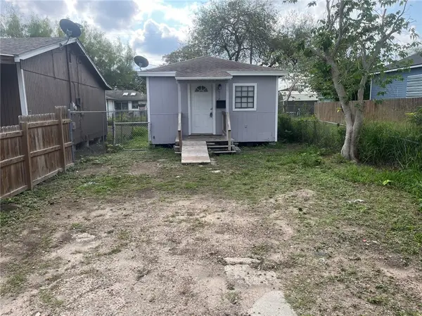 512 W Avenue F, Robstown, TX 78380