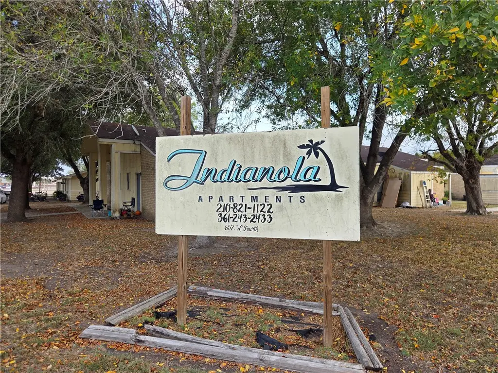 657 W 4th Street, Yorktown, TX 78164 - Image #1