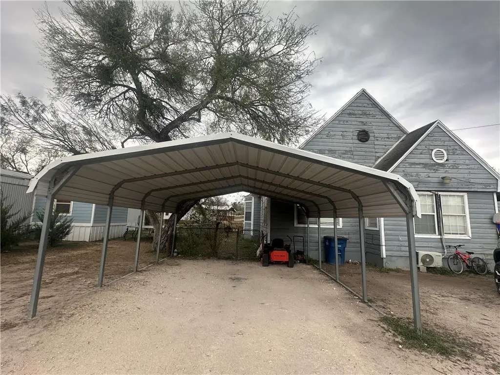 207 Mcgloin Street, Three Rivers, TX 78071 - Image #1