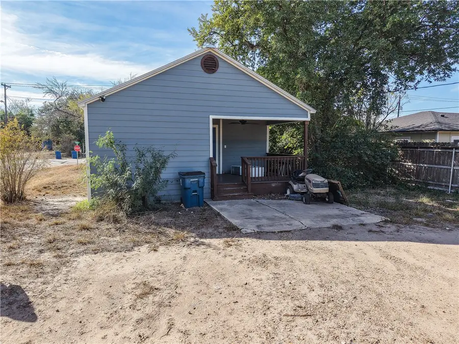 305 E Tullos, Three Rivers, TX 78071 - Image #2