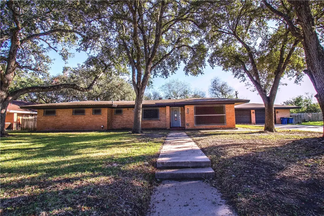 902 E Inez, Beeville, TX 78102 - #1