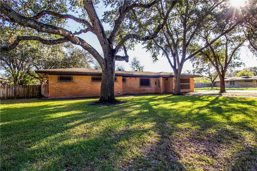 902 E Inez, Beeville, TX 78102 - #2