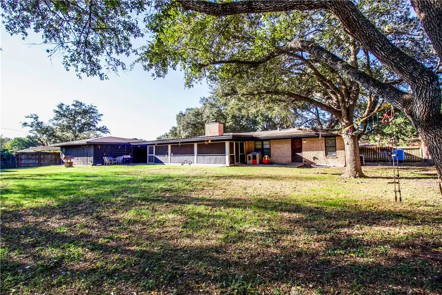 902 E Inez, Beeville, TX 78102 - #3
