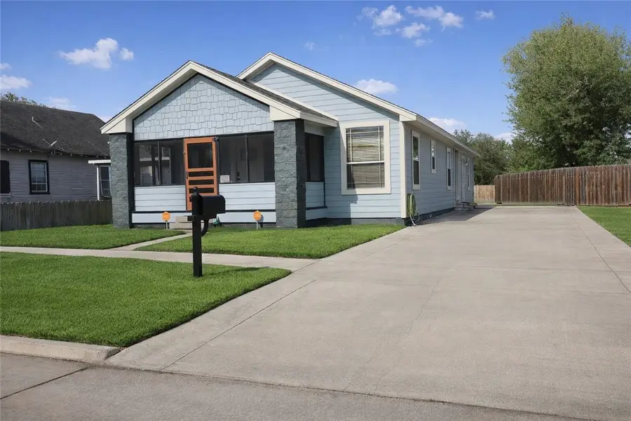 418 W Lee Avenue, Kingsville, TX 78363 - Image #2