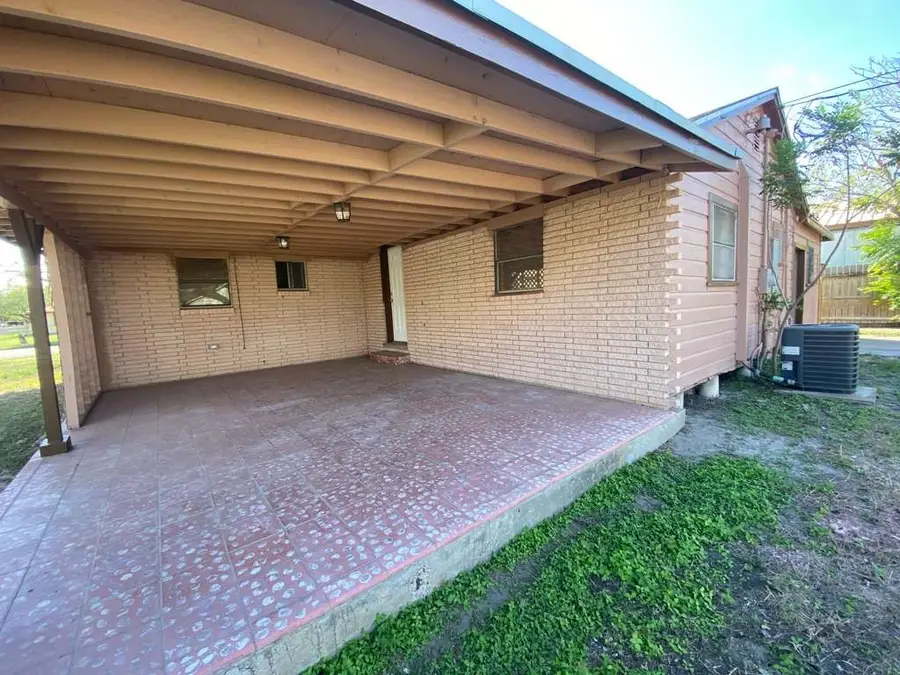 424 W B Avenue, Kingsville, TX 78363 - #3