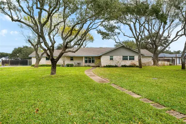 948 Oak Avenue, Rockport, TX 78382