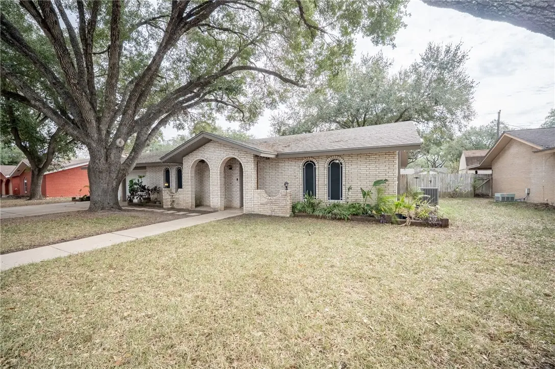 1104 Live Oak Drive, Alice, TX 78332 - Image #1