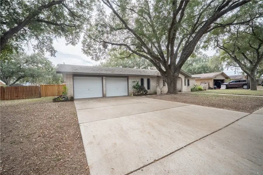 1104 Live Oak Drive, Alice, TX 78332 - Image #3