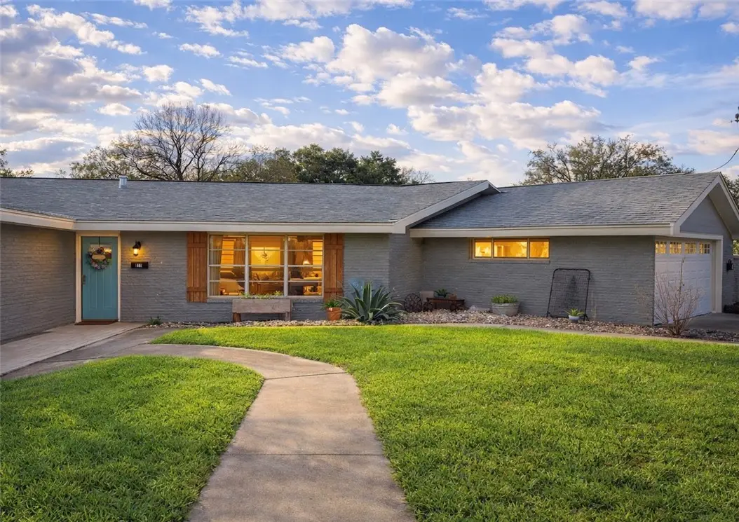 811 N Adams Avenue, Beeville, TX 78102 - Image #1