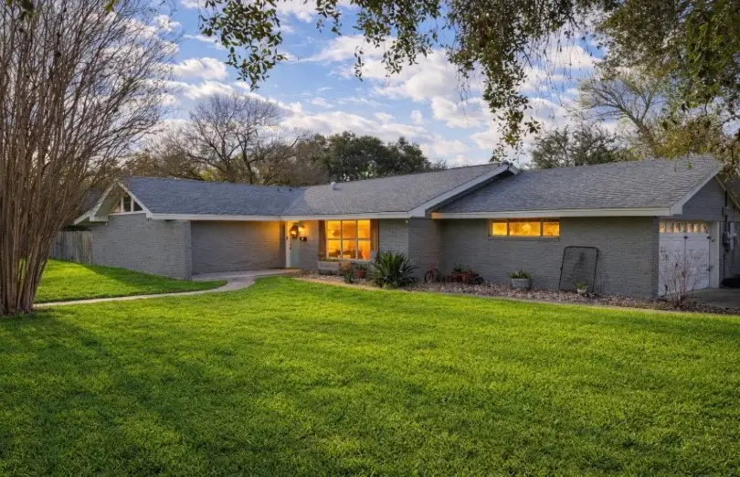 811 N Adams Avenue, Beeville, TX 78102 - Image #2