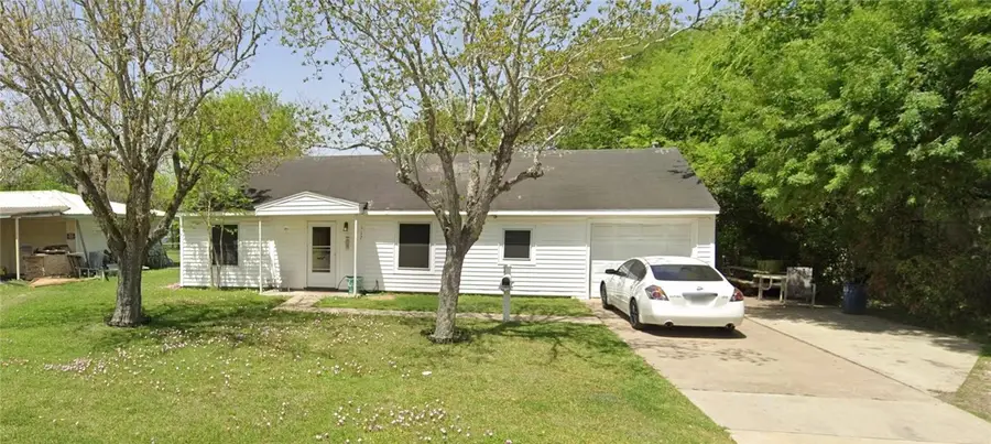 117 Massanet Street, Port Lavaca, TX 77979 - Image #2