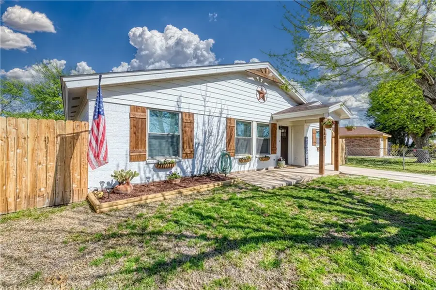 448 Melody Ln, Uvalde, TX 78801 - Image #3