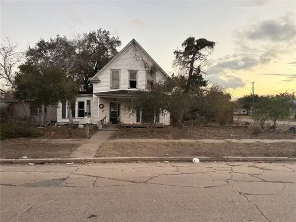 403 E Kenedy Avenue, Kingsville, TX 78363