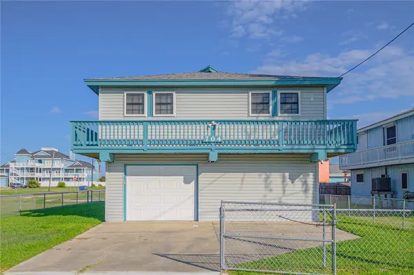 704 S Magnolia Street, Rockport, TX 78382